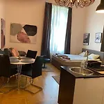 Stylish Apartment By The Vigszinhaz Theater