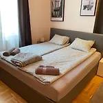 Stylish Apartment By The Vigszinhaz Theater
