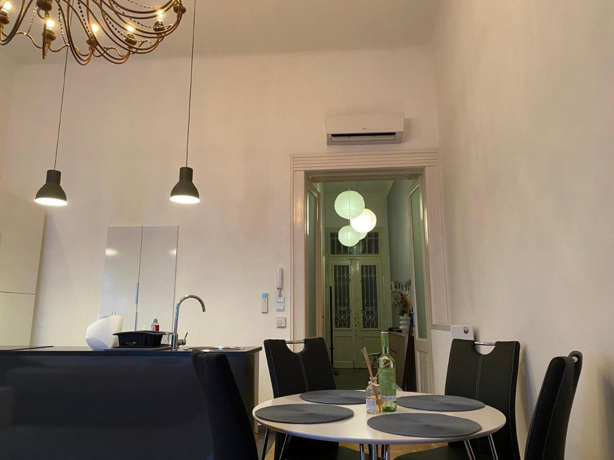 Stylish By The Vigszinhaz Theater Apartment Budapest